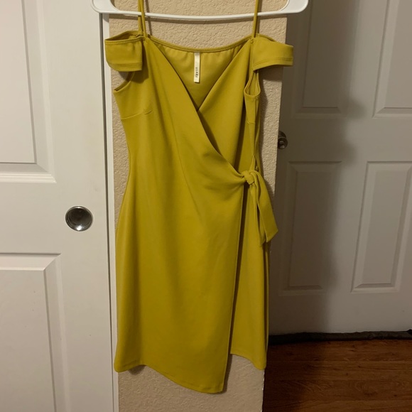 Basic but cute Mustards yellow dress - Picture 1 of 2